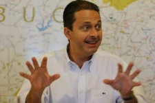 GOVERNADOR anuncia 'pacote de bondades' para aliviar municípios; Duque comemora