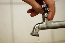 SECA: Compesa avalia água de carros-pipa e alerta para doenças