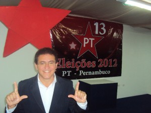REFORÇO: Luciano Duque recebe apoio de lideranças durante evento em Recife