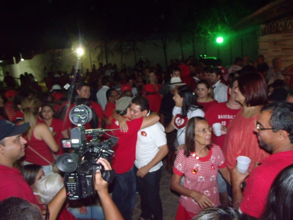 FOTO NOTÍCIA: Confira as imagens da festa da vitória do PT neste domingo em ST
