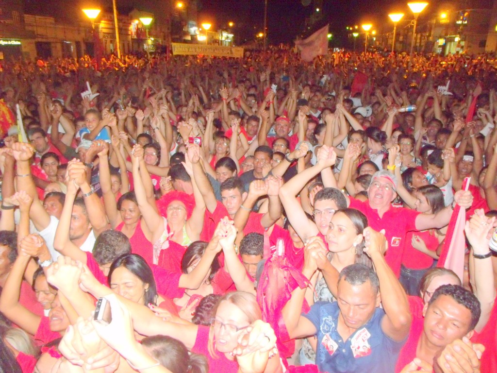 FOTO NOTÍCIA: Confira as imagens da festa da vitória do PT neste domingo em ST