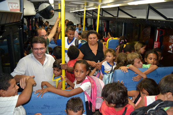 EDUCAÇÃO: Prefeito entrega mais dois ônibus na zona rural de ST e faz alerta à população