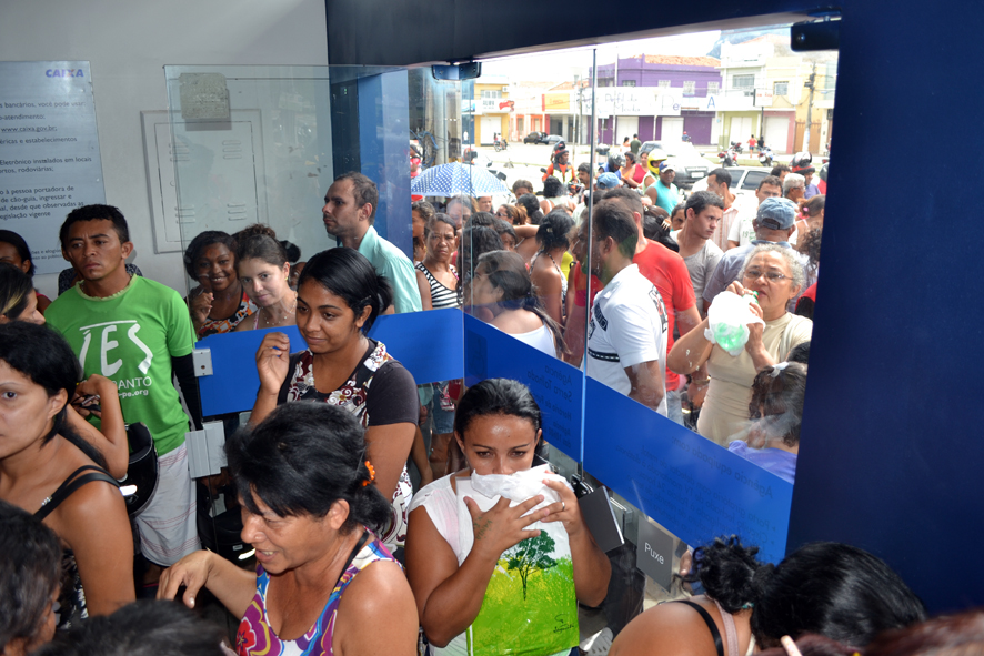 Governo desmente boato sobre suspensão do Bolsa Família; população se desespera em ST