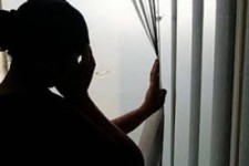Mulher é vítima de estupro na frente da filha dela, diz polícia