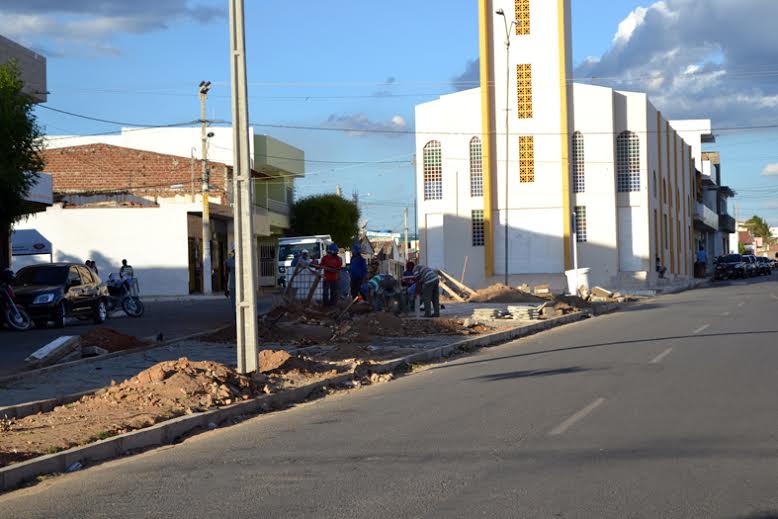 Encontre a diferença: Árvores são destruídas para construção de calçadas em Serra Talhada