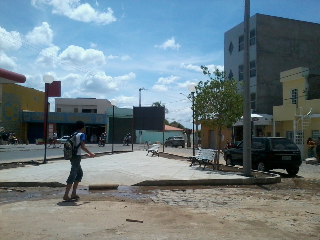 LEITOR FAZ A PAUTA: A praça ainda não foi inaugurada, mas já apresenta problemas