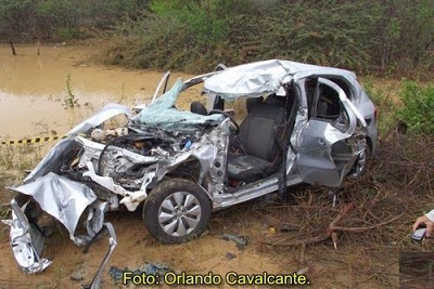 BREJINHO: Acidente mata jovens que voltavam de festa; carro bateu em caminhão