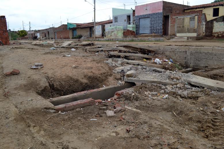MUTIRÃO: Chuvas pioram situação do bairro mais carente de ST; população reclama