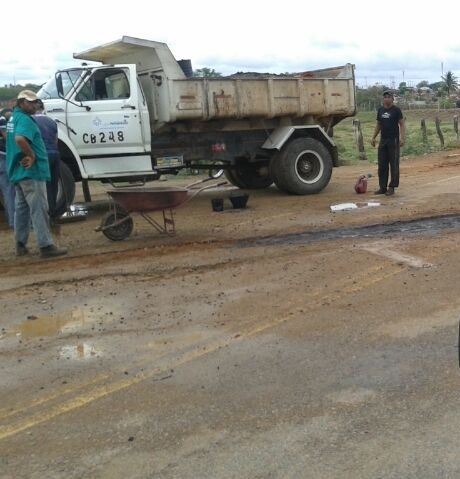 UAST/UFRPE: Após denúncia de leitor no FAROL, PMST tapa buracos em rodovia