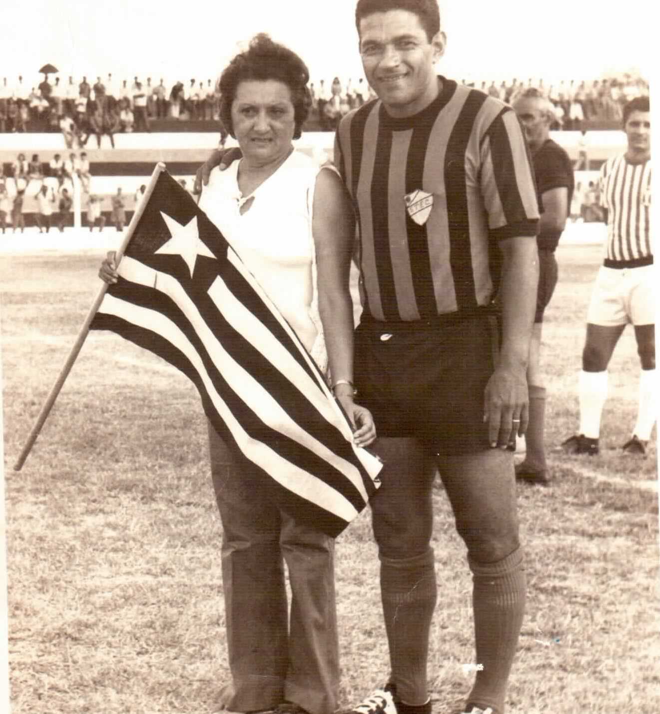 Lia Lucas e Garrincha em jogo no Pereirao na decada de 1970