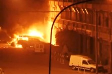 Veículos em chamas do lado de fora do hotel Splendid, que foi alvo de ataque terrorista em Ouagadougou, capital de Burkina Faso (Foto: REUTERS/Reuters TV TPX)