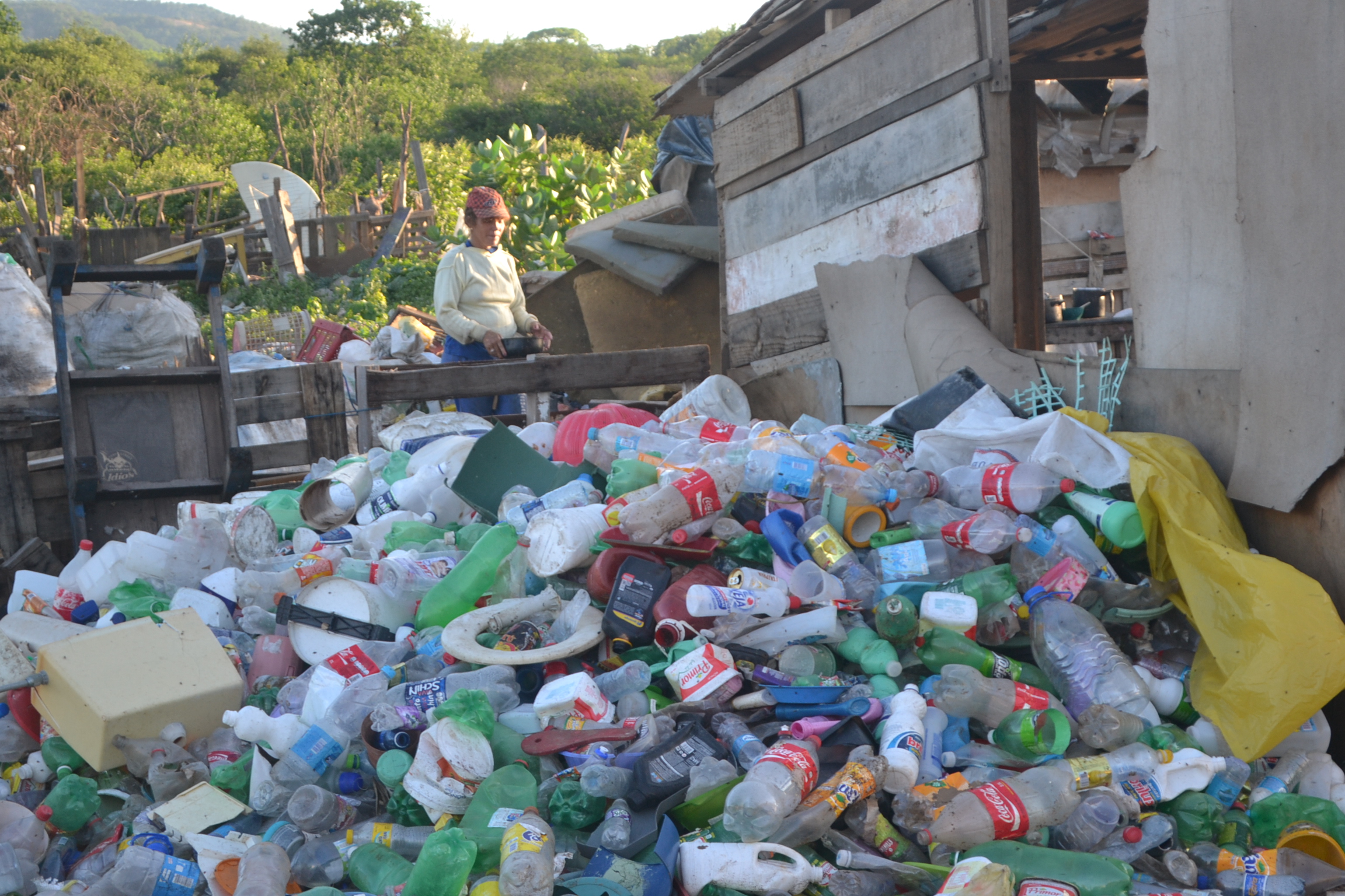 Marcionilia Custodio de Lima, 38 anos, faz a comida da familia em meio aos entulhos de lixo