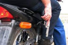 Motoqueiros armados roubam R$ 2 mil de idoso em ST