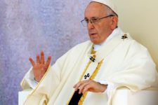 Papa embarca para Colômbia, mas faz apelo para Venezuela
