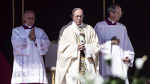 Papa pede acolhida a refugiados em homilia da Missa do Galo