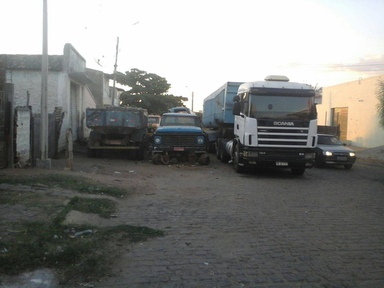 Moradora reclama de sucata de caminhões na Rua Cornélio Soares, no Centro de ST