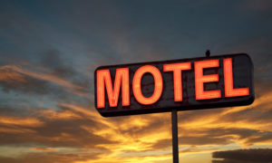 Homens se passam por clientes de motel e roubam dinheiro e TV
