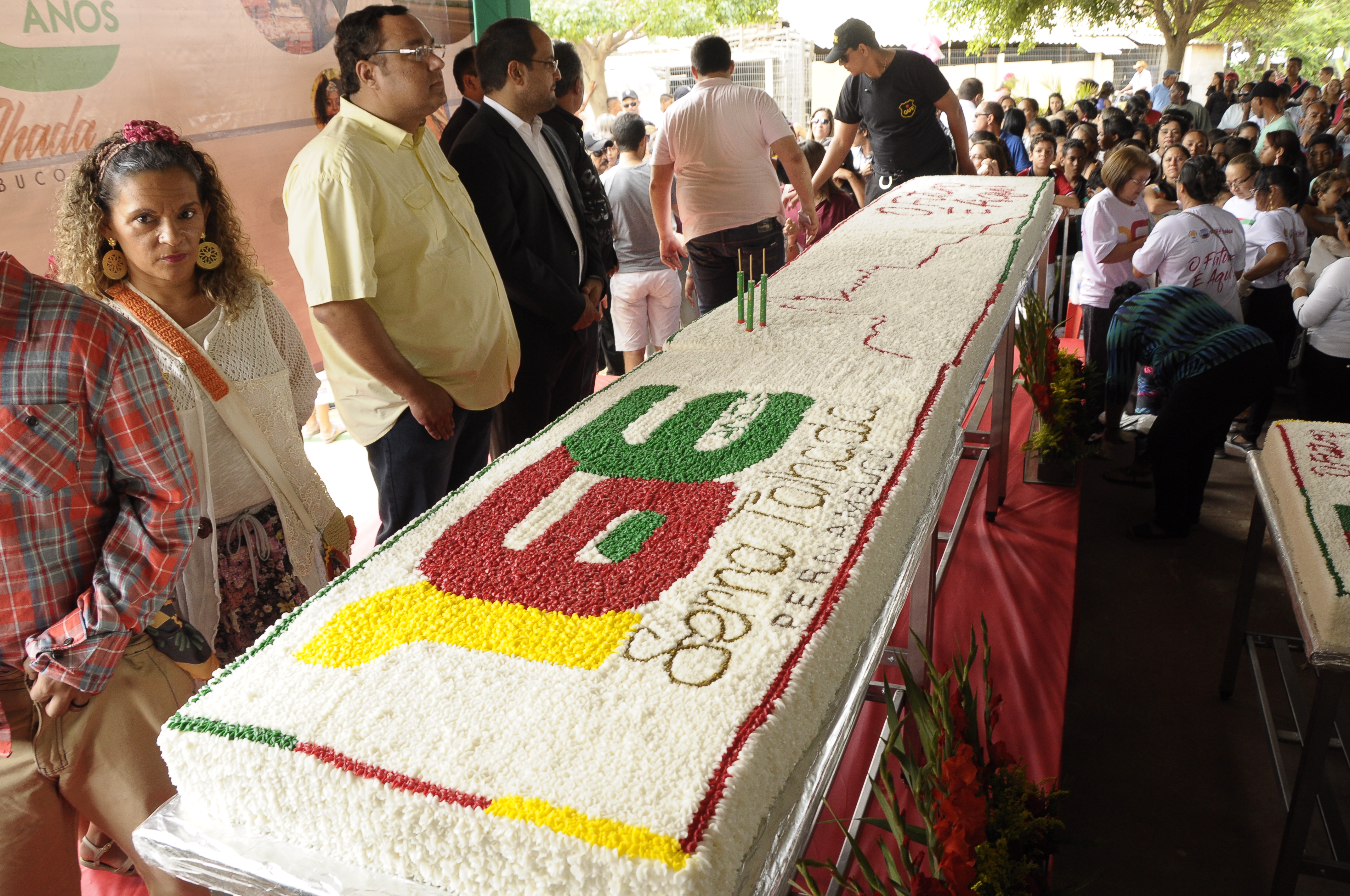 Serra Talhada em festa! Corte de bolo gigante atrai multidão