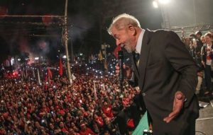 Lula fala a apoiadores "Estou vivo e me preparando para ser candidato"