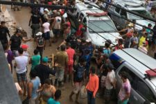 Moradores disputam comida estragada pela lama da chuva na Mata Sul