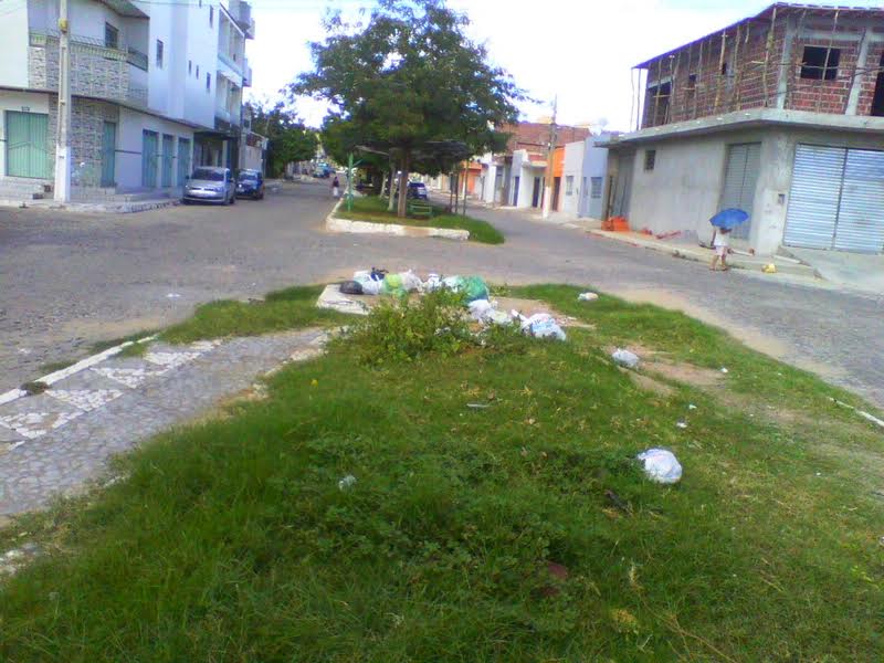 Praça de Serra Talhada sofre com lixo e falta de capinação