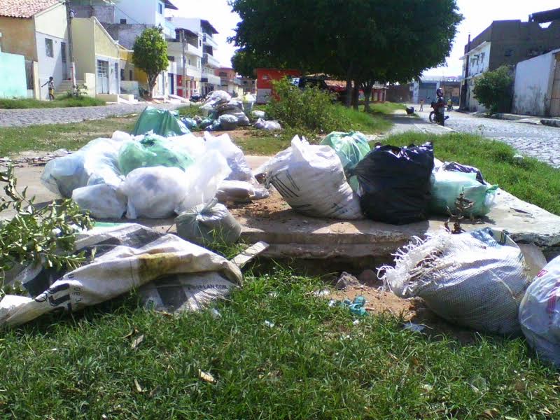 Praça de Serra Talhada sofre com lixo e falta de capinação