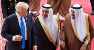 Donald Trump vai à Arábia Saudita para primeira viagem estrangeira neste sábado