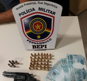 Cubano é preso com R$ 17,9 mil em notas falsas e arma de fogo