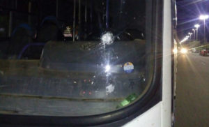 Bandidos atiram em ônibus escolar durante tentativa de assalto