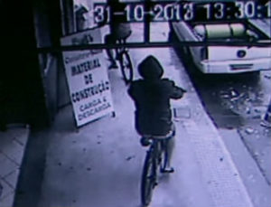 De bicicleta e com faca, ladrão ataca duas mulheres em ST