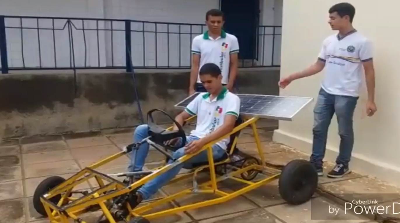 Estudantes constroem carro movido a energia solar