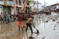 Moradores tentam retomar rotina e limpar casas após enchentes