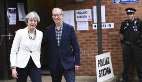 Primeira-ministra e líder trabalhista votam nas eleições gerais britânicas