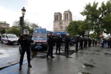 Ataque a policial deixa 900 pessoas presas na Catedral de Notre Dame