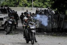 Guarda Bolivariana impede a entrada de deputados