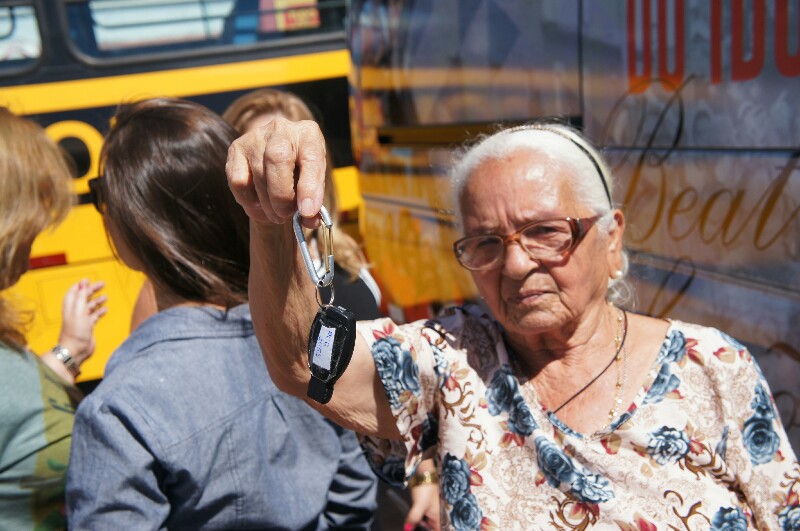 Duque renova frota de veículos e entrega ônibus escolar em ST