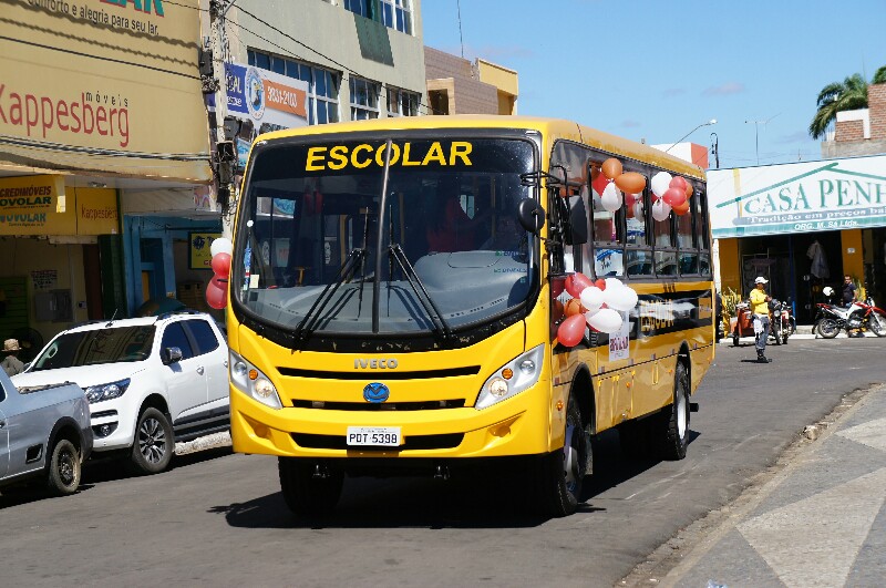 Duque renova frota de veículos e entrega ônibus escolar em ST