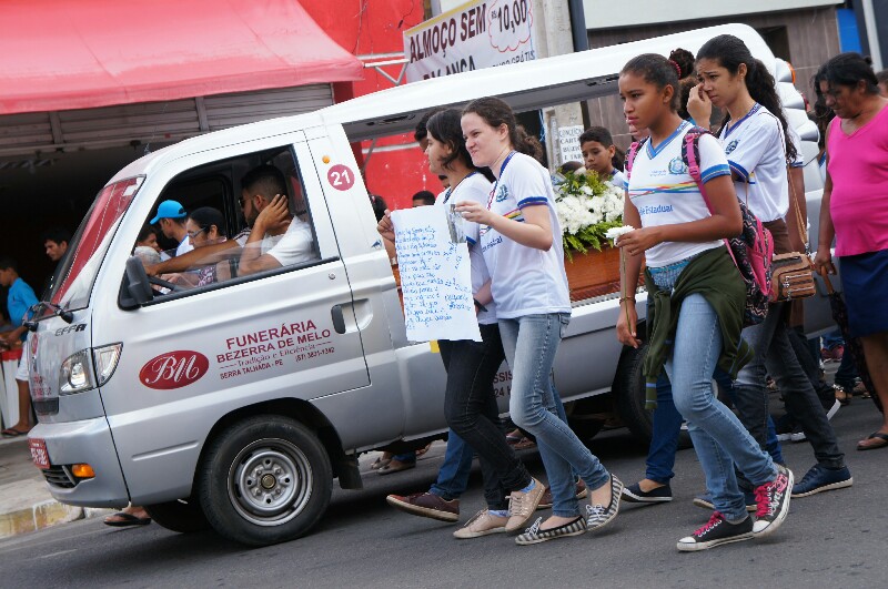 Estudantes lotam ruas de ST durante cortejo fúnebre