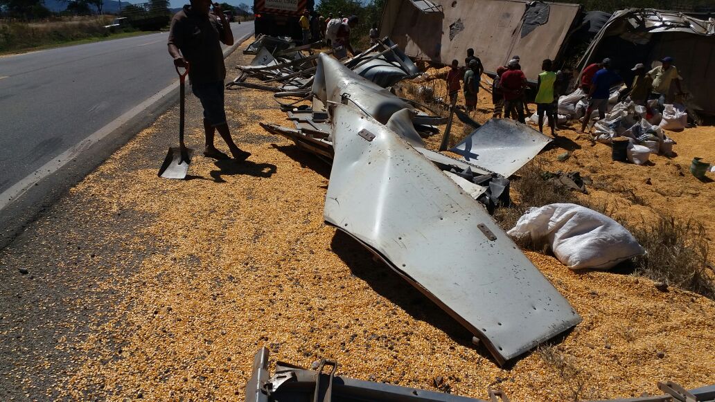 Carreta tomba com 50 toneladas de milho em Serra Talhada