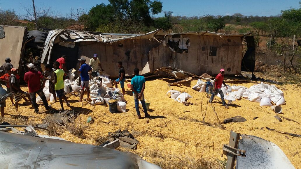 Carreta tomba com 50 toneladas de milho em Serra Talhada