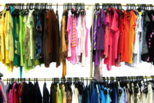 Bazar distribui roupas e acessórios para população trans e travestis