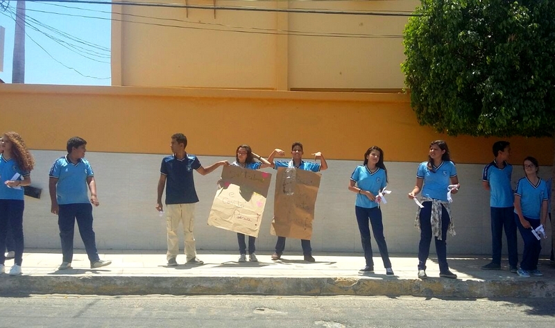Colégio de ST inova distribuindo abraços e poesia pelas ruas