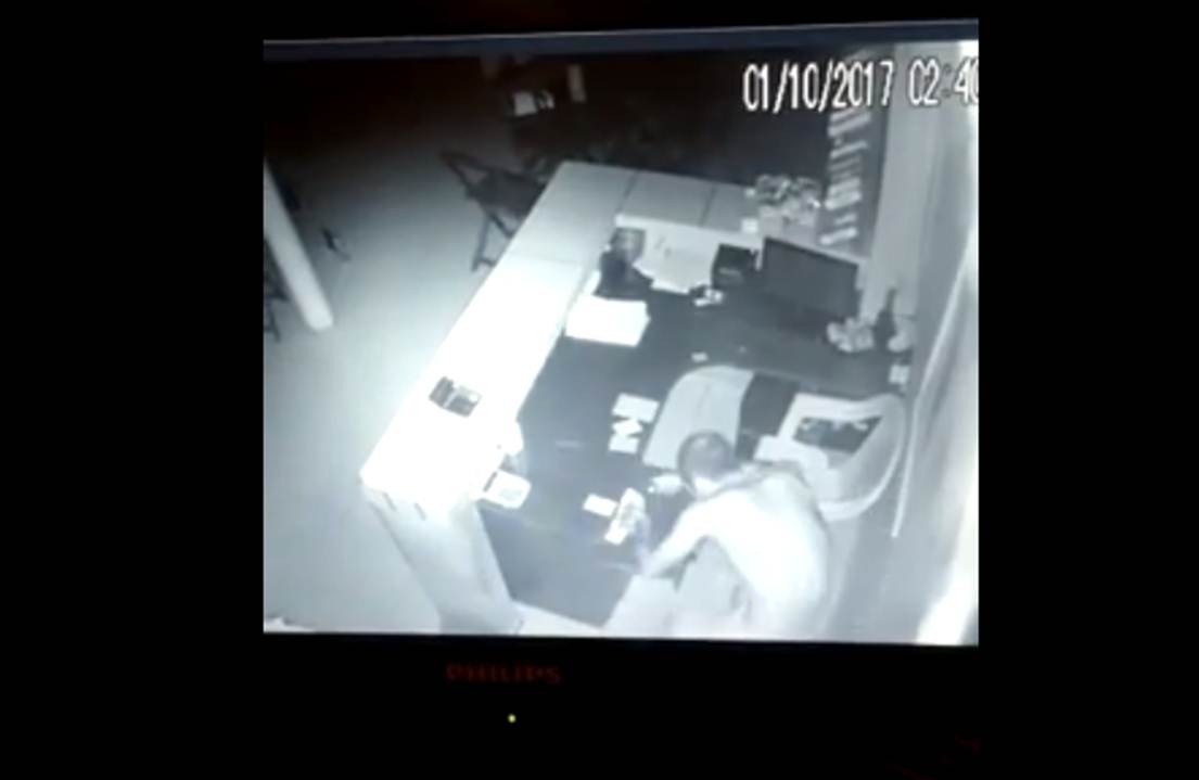 Câmeras de segurança flagram homem furtando bar de Serra Talhada