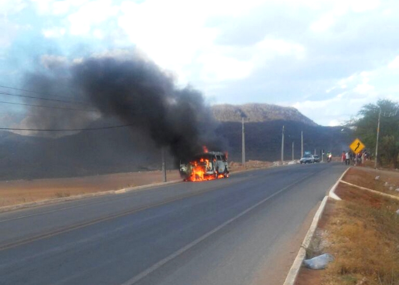 Veículo da Prefeitura de Serra Talhada pega fogo nessa 3ª