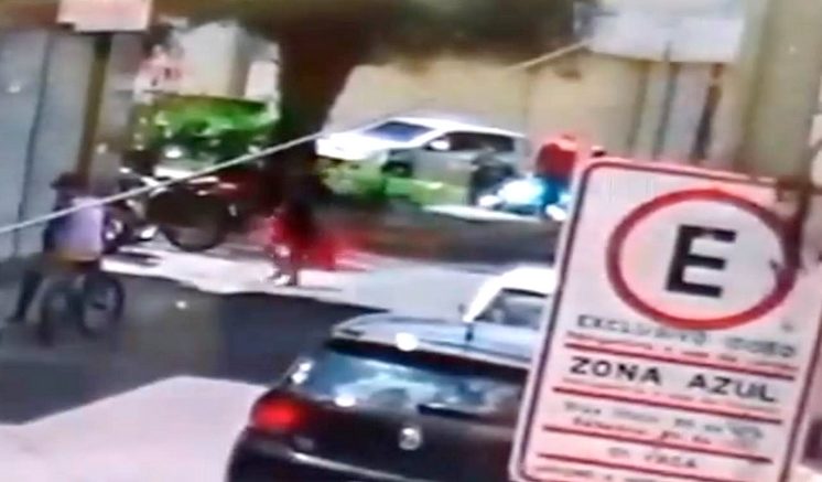Câmeras flagram homem roubando celular no centro de Serra Talhada