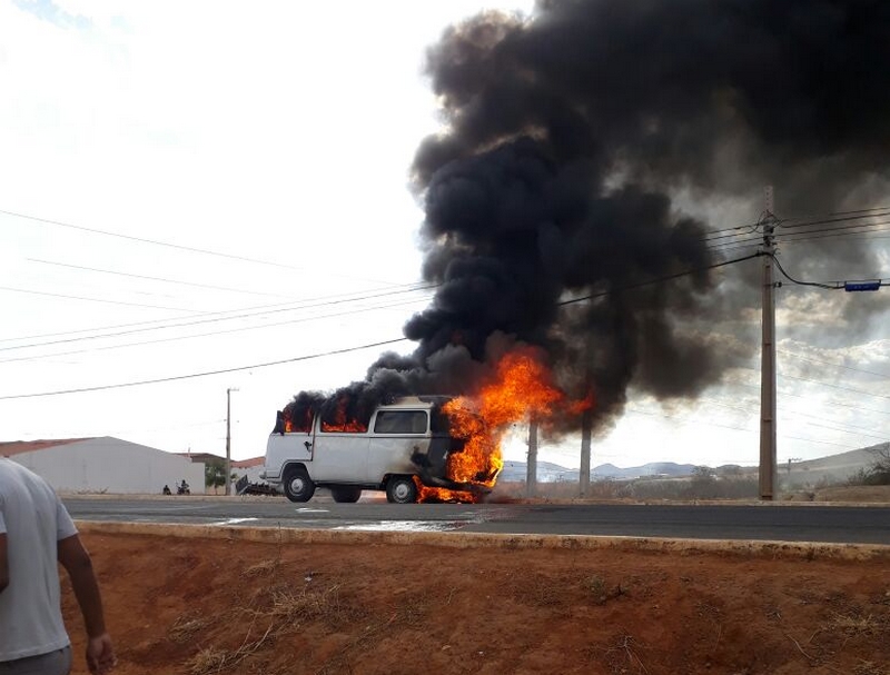 Veículo da Prefeitura de Serra Talhada pega fogo nessa 3ª