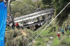 Estrutura de ponte cede em evento religioso e deixa 30 feridos