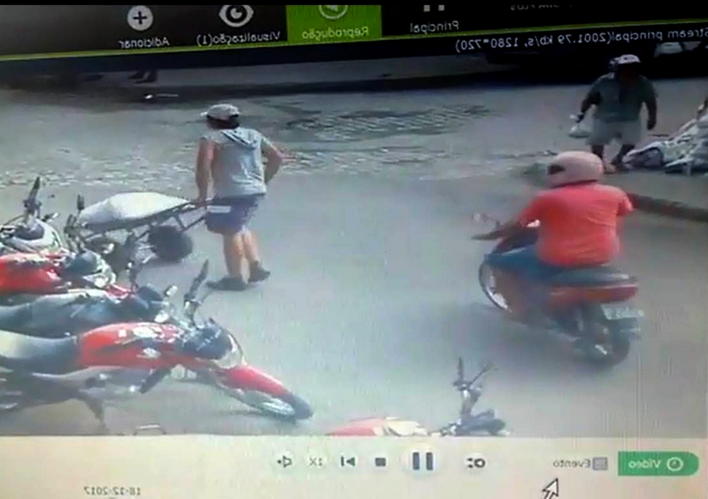 Suspeito é flagrado furtando moto no Centro de ST; veja o vídeo