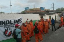 Garis protestam contra atraso no pagamento de salários, em Caruaru