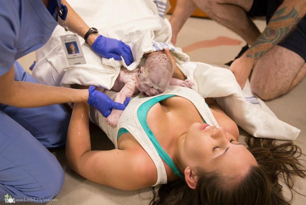 Fotos mostram nascimento no corredor de hospital